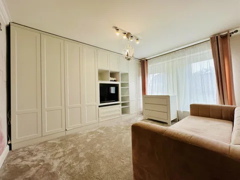 Vilă de Lux de Închiriat – Oază Urbană cu Terasă Panoramică și - fotografie 12