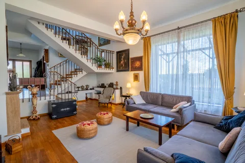 🏠 Oază de Noblețe și Spațiu: Vilă Individuală cu Grădină Matură în Florești - fotografie 1