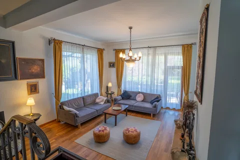 🏠 Oază de Noblețe și Spațiu: Vilă Individuală cu Grădină Matură în Florești - fotografie 3
