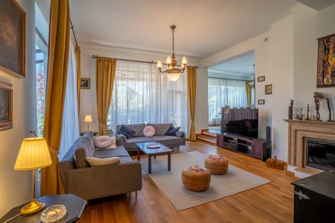 🏠 Oază de Noblețe și Spațiu: Vilă Individuală cu Grădină Matură în Florești - fotografie 4