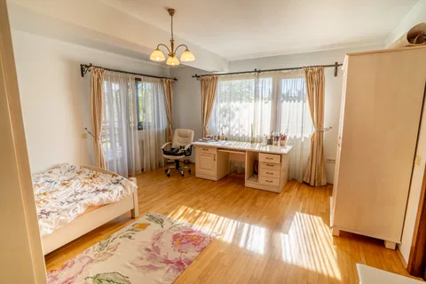 🏠 Oază de Noblețe și Spațiu: Vilă Individuală cu Grădină Matură în Florești - fotografie 15
