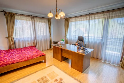 🏠 Oază de Noblețe și Spațiu: Vilă Individuală cu Grădină Matură în Florești - fotografie 16